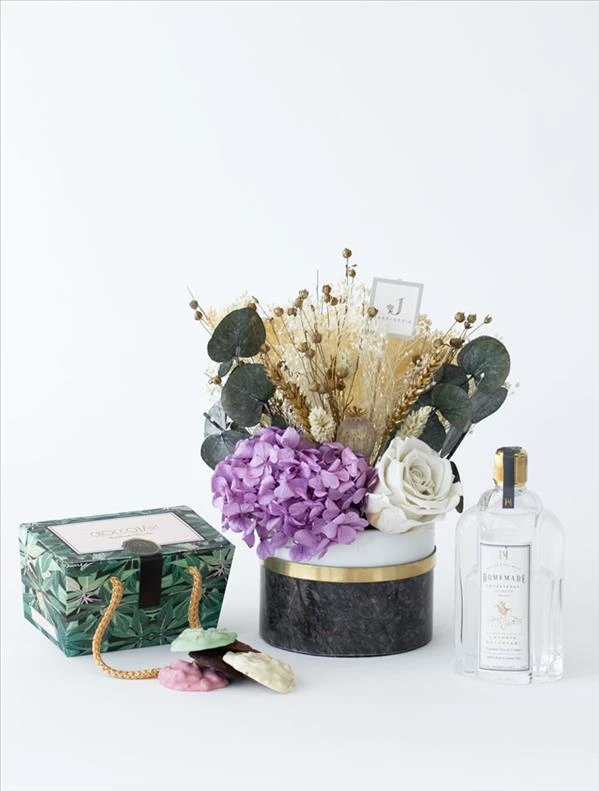 Olivia, Homemade Aromaterapi Lavanta Kolonyası ve Choccolart Roche Çikolata Hediye Seti